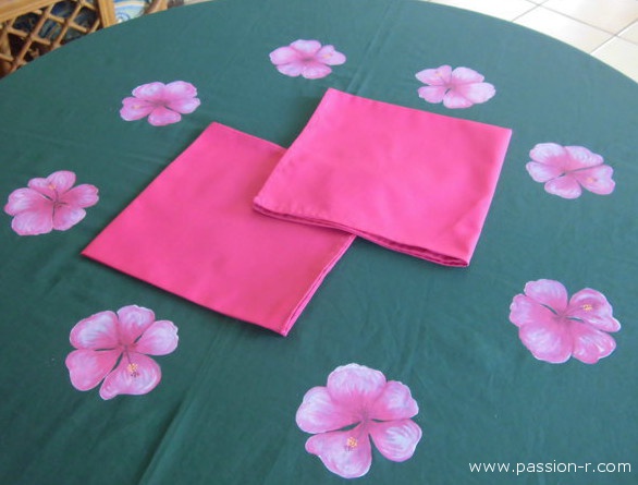 nappe_ronde_Semis_d_'hibiscus_4_ou_6_couverts..JPG