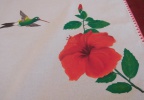 c. d. t. Hibiscus rouge et colibri 4 finitions feston surjeté.